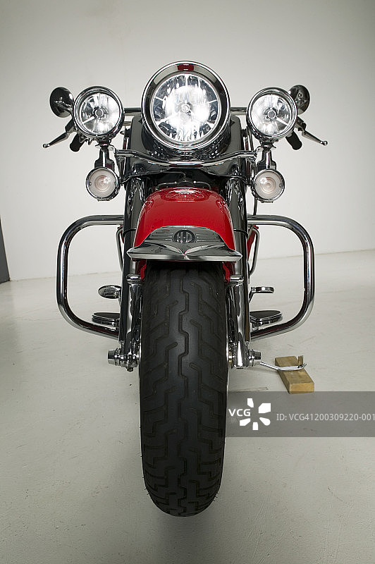 停在工作室的红色摩托车图片素材