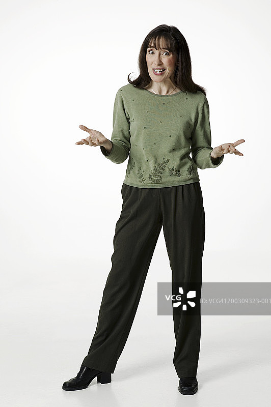长发女子在影棚摆姿势肖像照图片素材