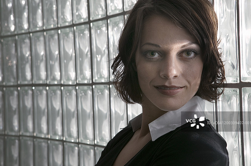 留着棕色短发，在室内摆姿势的女人肖像图片素材