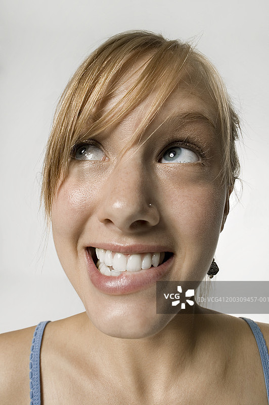 在工作室咬嘴唇摆姿势的少女（16-17岁）图片素材