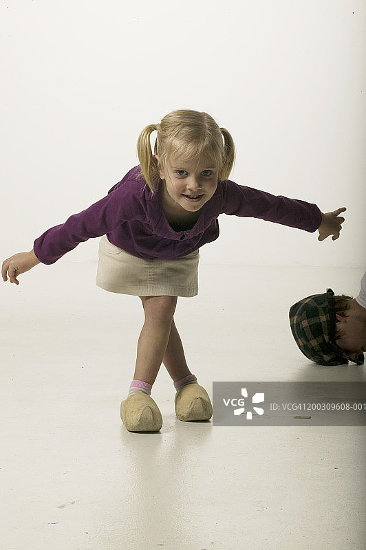 年轻女孩在工作室跳舞和屈膝行礼图片素材