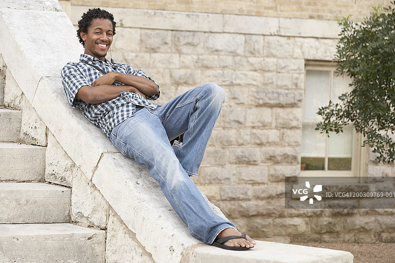 年轻男子躺在栏杆上图片素材