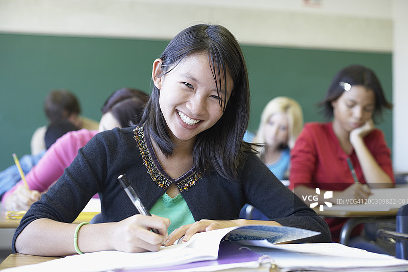 坐在教室里的少女肖像图片素材