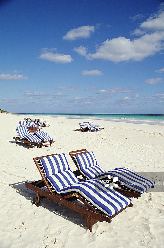 巴哈马群岛海港岛上的条纹沙滩椅图片素材