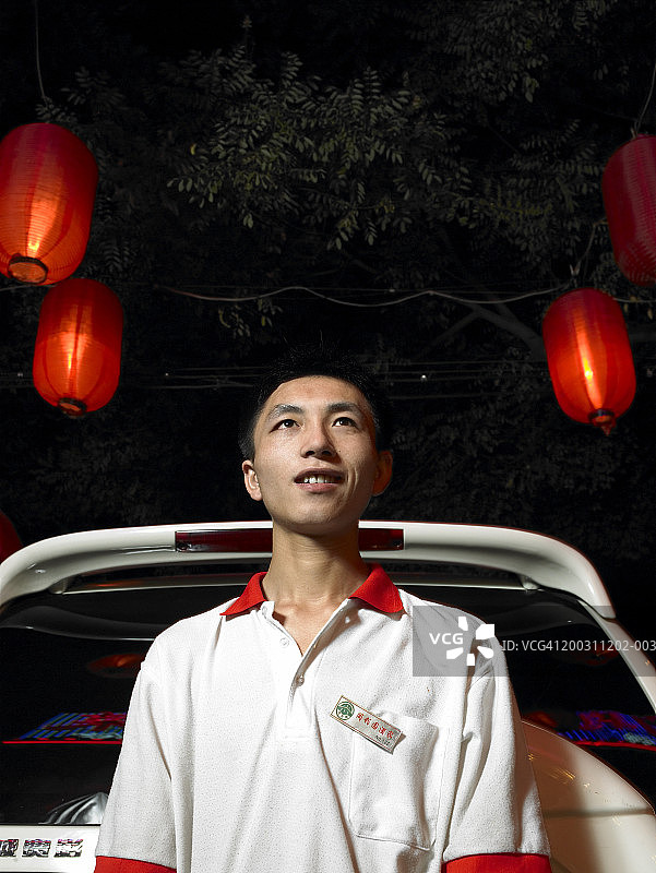 向上看的停车服务员，夜晚图片素材