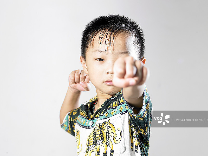 4-6岁男孩练习武术图片素材