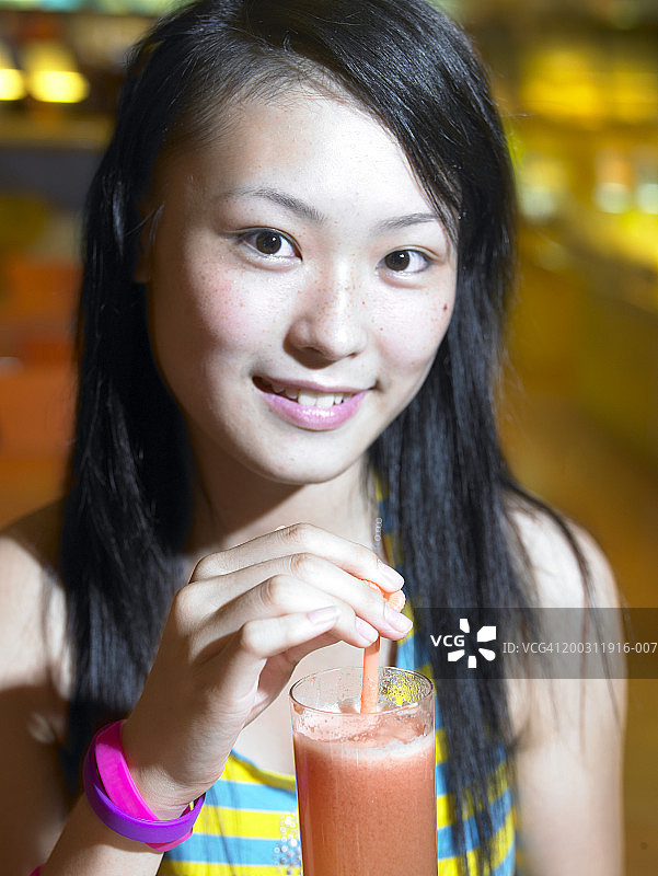手拿软饮料的年轻女人肖像图片素材