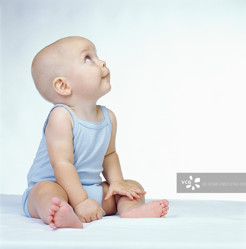 坐着向上看的女婴（6-9个月）图片素材