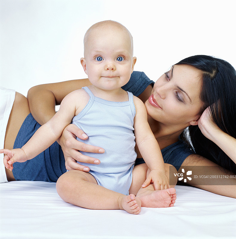 年轻女子和女婴（6-9个月）肖像图片素材