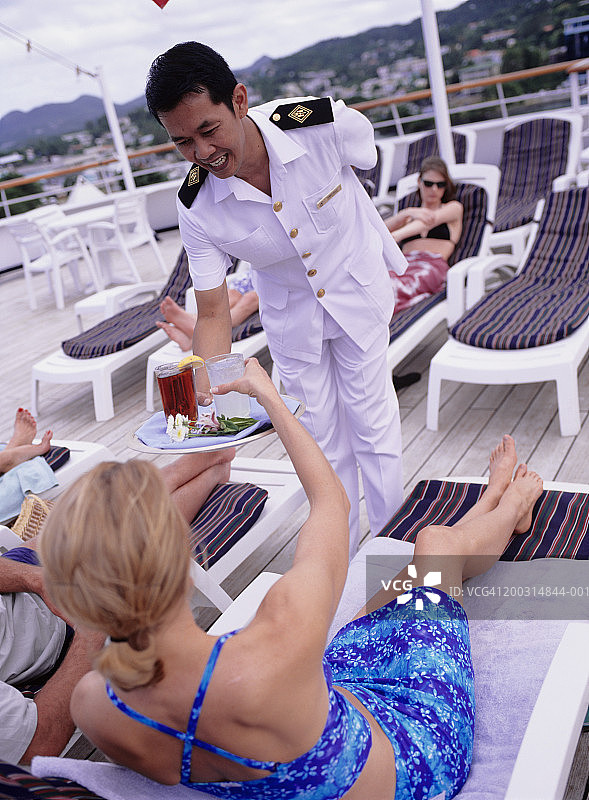 邮轮服务员在甲板上提供饮品图片素材