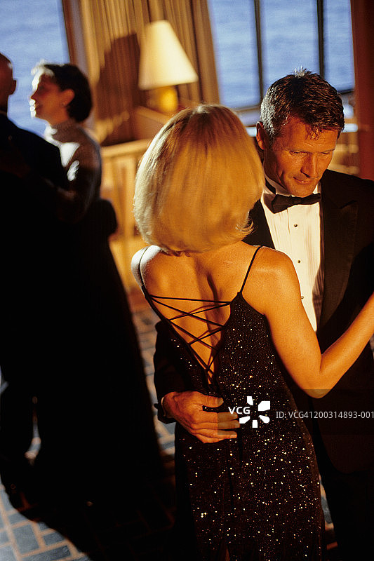 情侣在优雅派对上跳舞图片素材