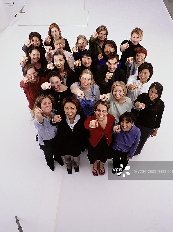 一群女性在工作室指向镜头合影图片素材