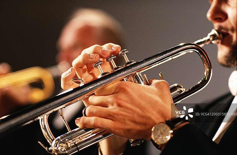吹小号的男人，侧视图，特写图片素材