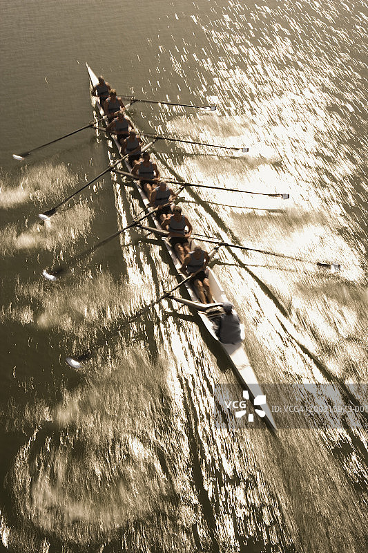 八人赛艇与舵手（模糊运动）高角度视图图片素材