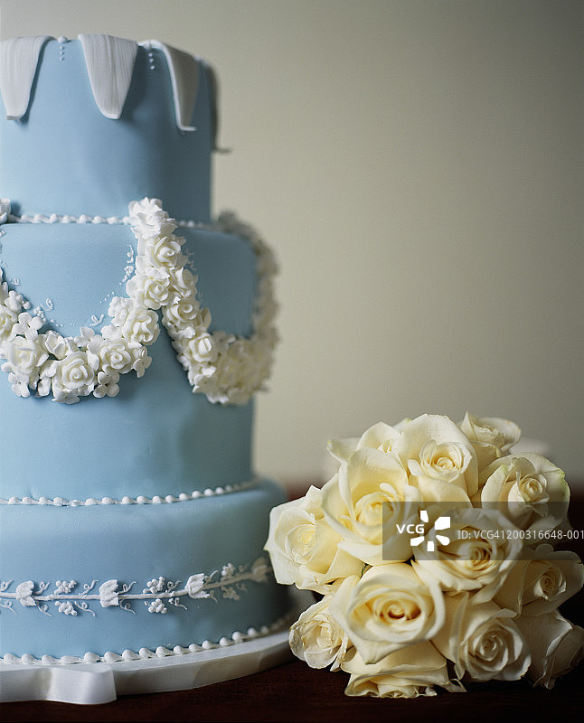 婚礼蛋糕旁的玫瑰花束图片素材