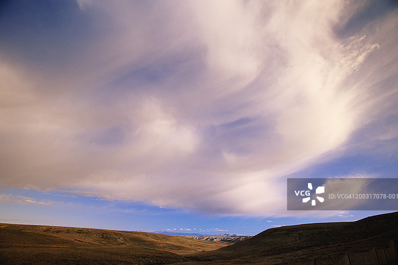 美国怀俄明州红色沙漠上空的堡状高积云图片素材