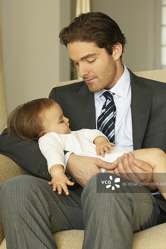 父亲抱着熟睡的女儿（15-18个月）图片素材