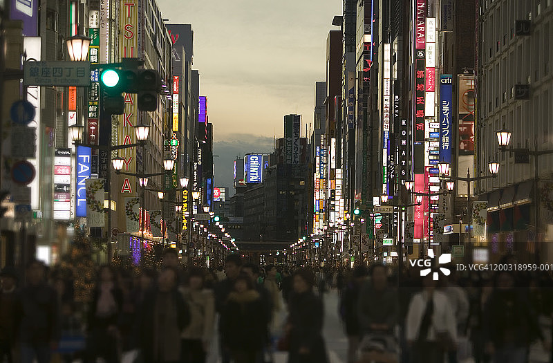 日本东京银座黄昏时分的街道行人图片素材