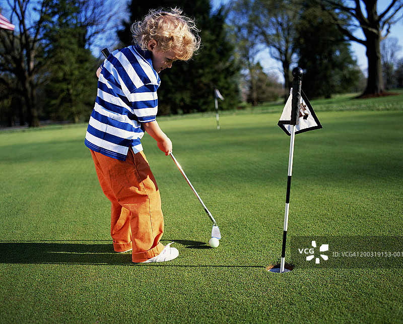打高尔夫球的男孩（3-5岁），侧视图图片素材