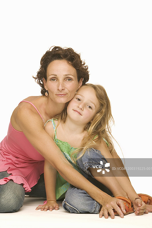 母女（3-5岁）坐在地板上微笑，肖像图片素材