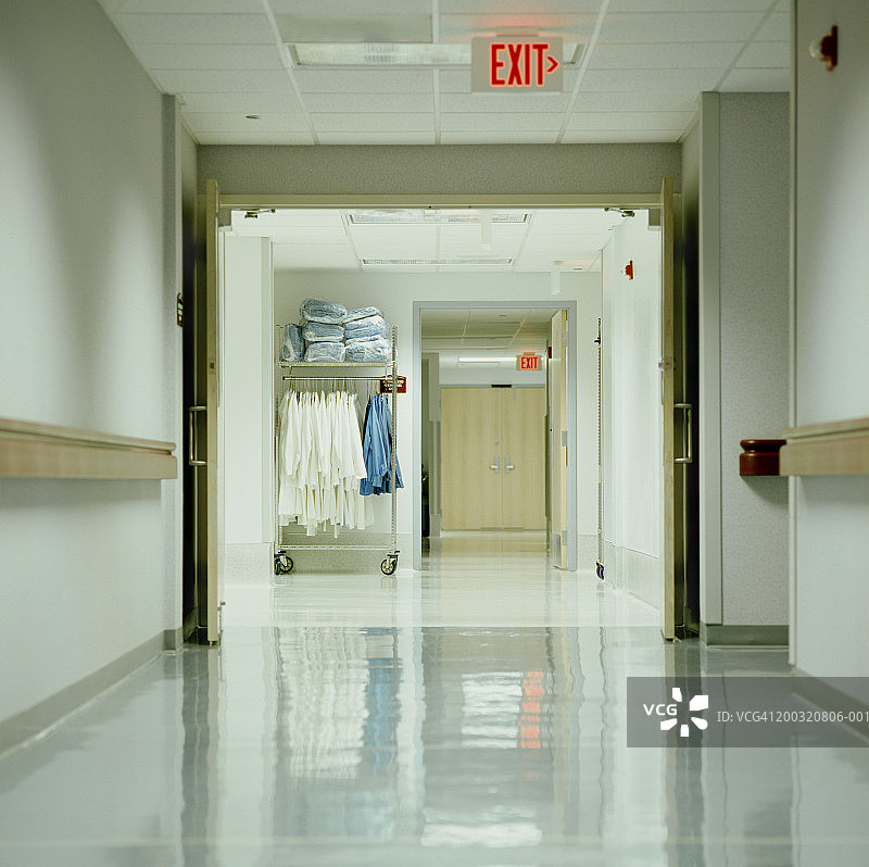 医院走廊里挂在架子上的外科手术服和实验服图片素材