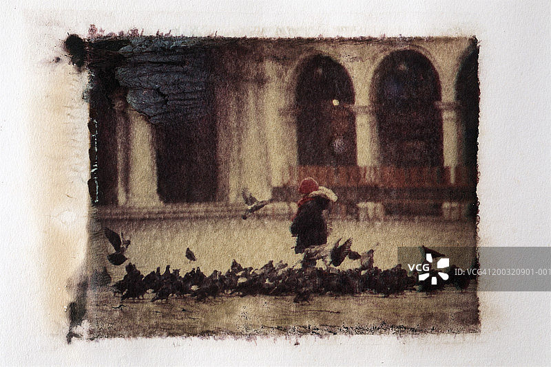 站在鸽子中间的女孩图片素材