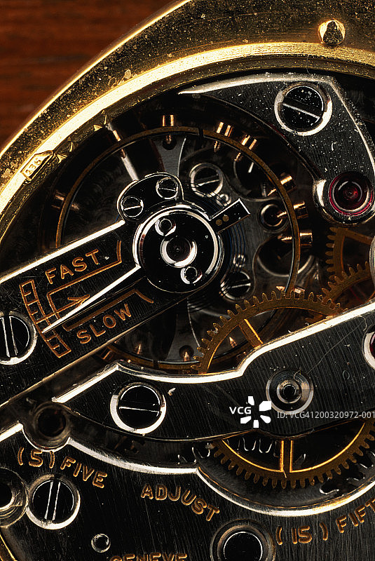 怀表里的齿轮特写图片素材