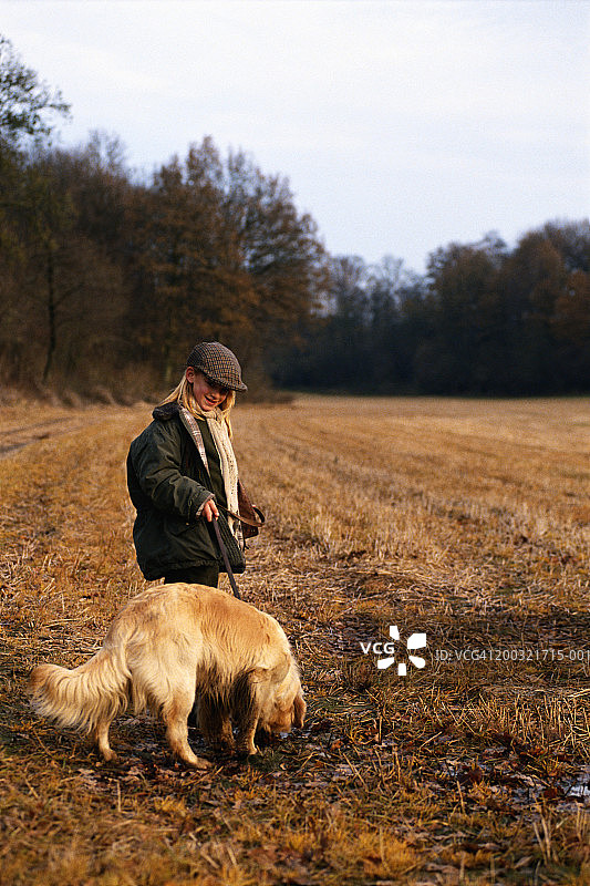 户外拿着狗绳的女孩（4-7岁）图片素材