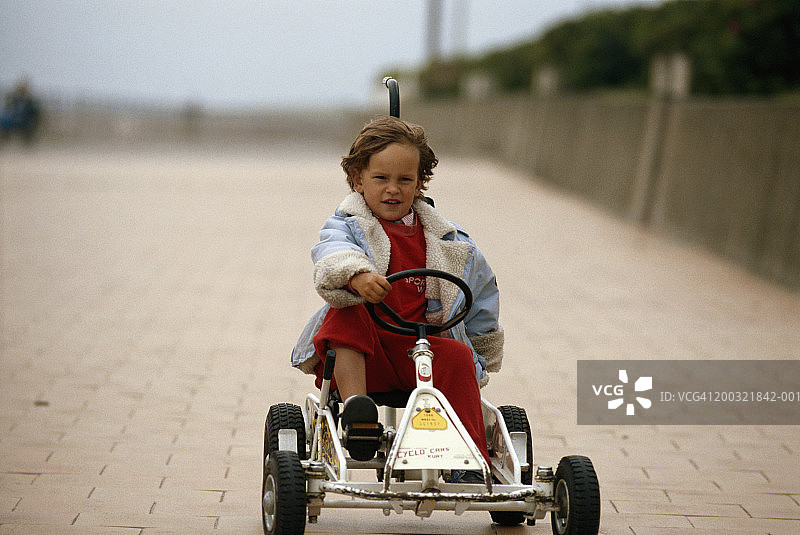 在户外骑脚踏车的女孩图片素材