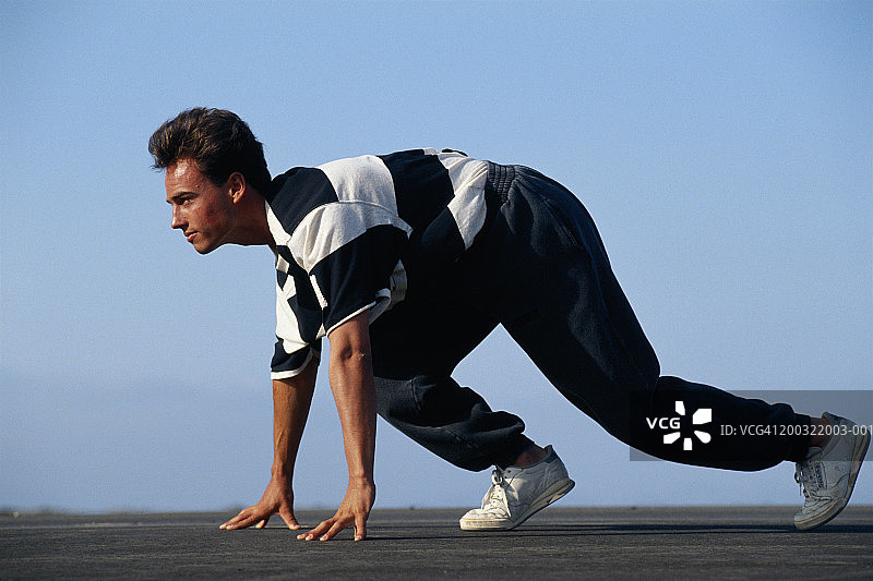 起跑器上的年轻人侧视图图片素材