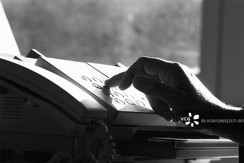 男人使用传真机特写（黑白）图片素材