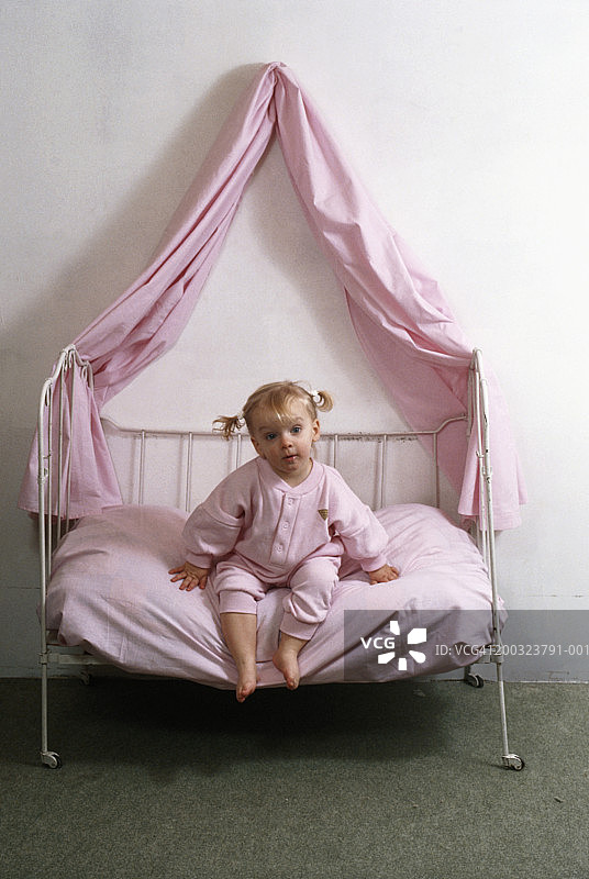 坐在床上的女孩（2-3岁）图片素材