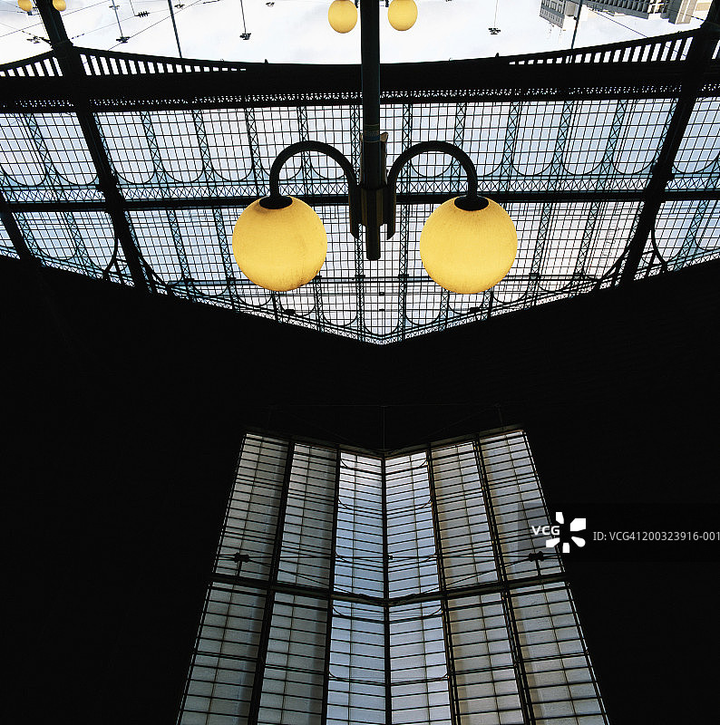 火车站的电灯，低角度视图图片素材