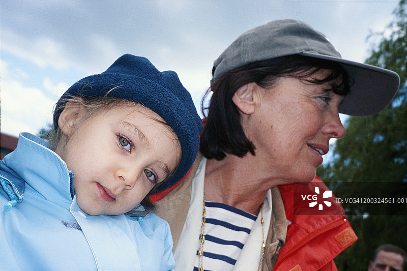 户外，倚靠着祖母的小女孩（3-5岁）图片素材