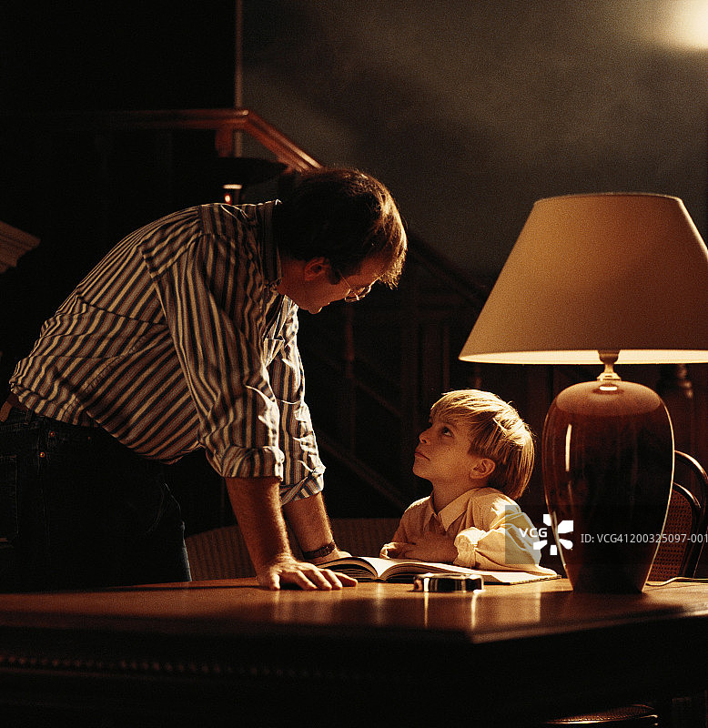 父亲看着家中的男孩图片素材