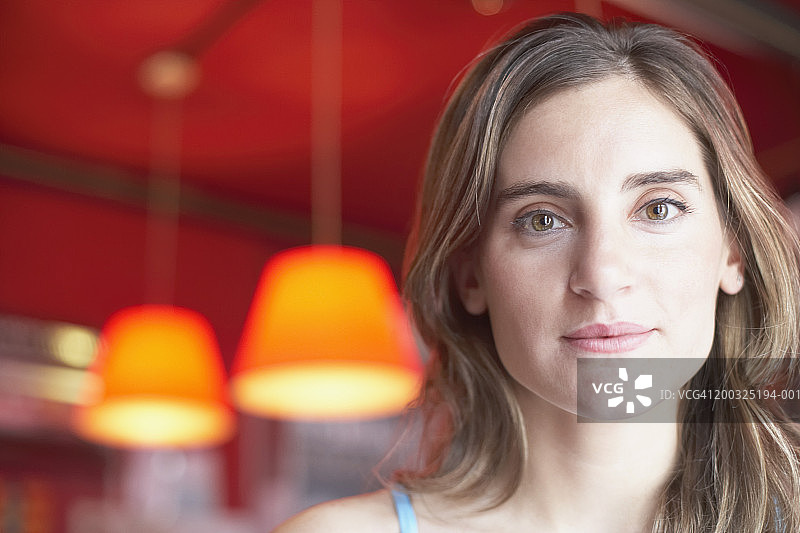 一个年轻女子的肖像图片素材