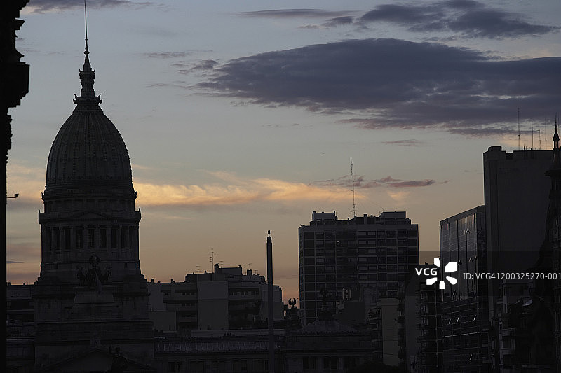 黄昏时分的建筑物较高部分景观图片素材