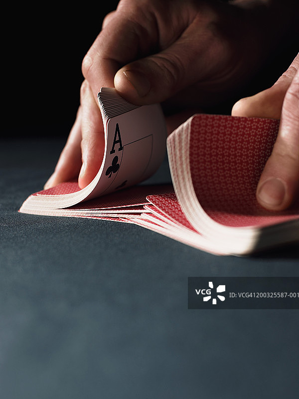 男人洗牌特写图片素材