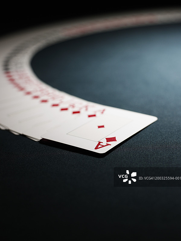 纸牌呈弧形散开（从梅花A开始）图片素材