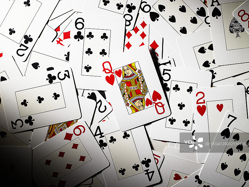 混合的扑克牌，红桃皇后在中心图片素材