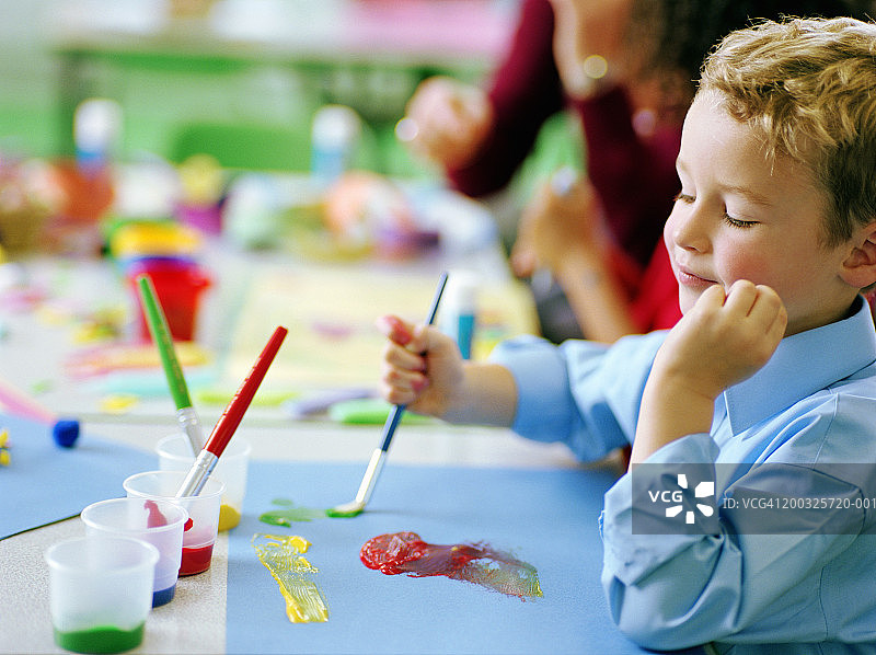 微笑绘画的学童（4-6岁）图片素材