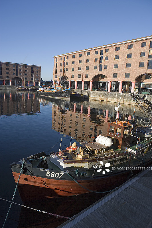 英国利物浦阿尔伯特码头停泊的船只图片素材