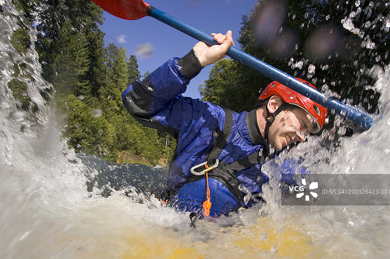 男子在激流中划皮划艇特写图片素材