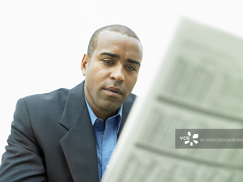 商人读报纸图片素材