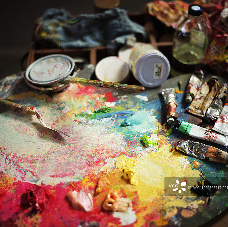 颜料调色板和工具特写图片素材
