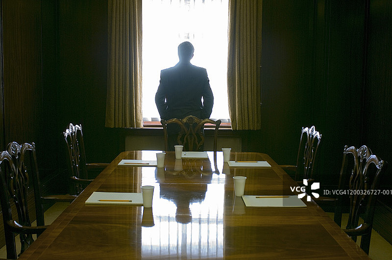 会议室里，商人面对窗户的后视图图片素材