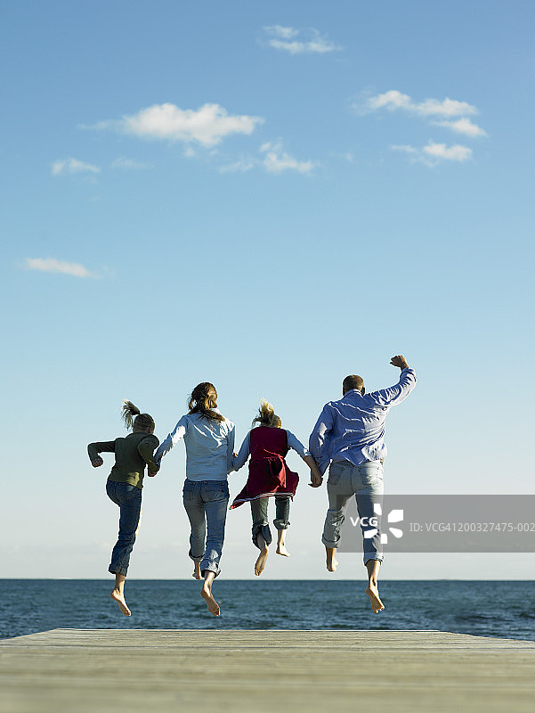 家人跳入湖中背面视角图片素材