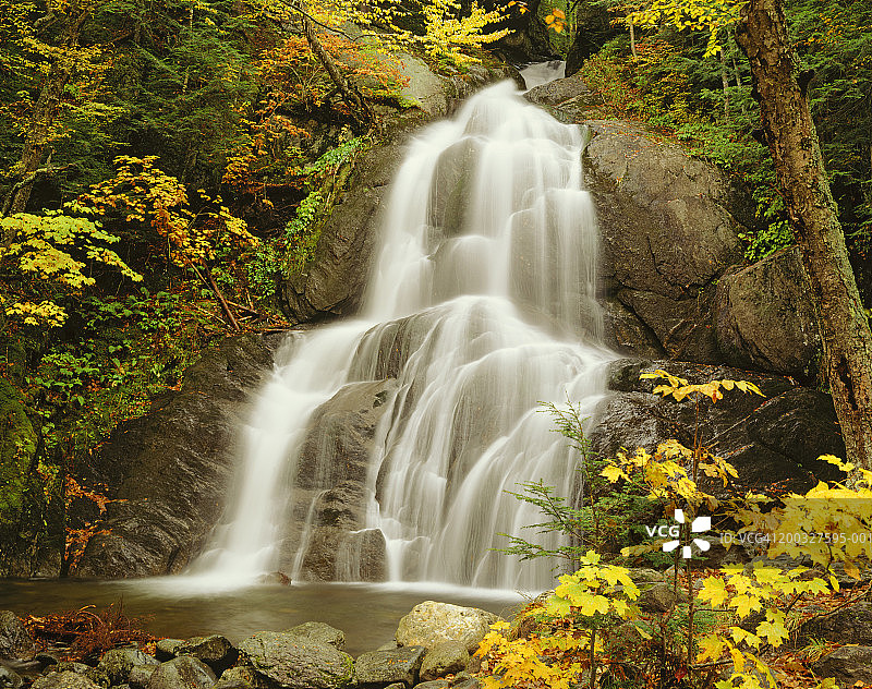 美国佛蒙特州绿山，莫斯格伦瀑布秋景图片素材