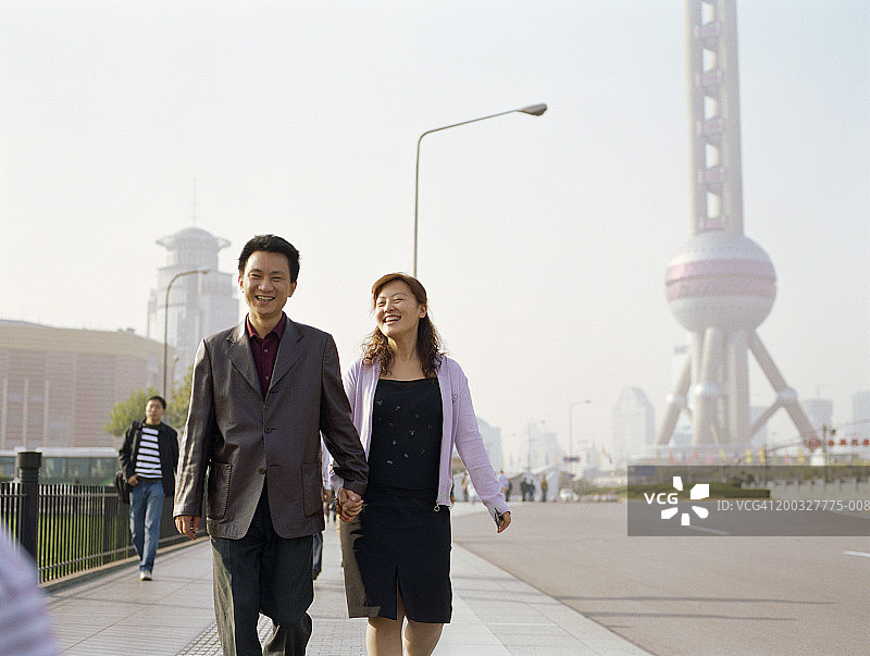 情侣散步，手牵着手图片素材