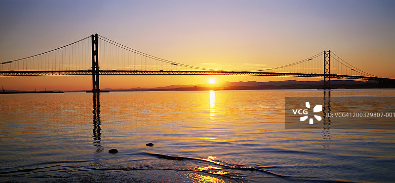 苏格兰爱丁堡福斯公路桥日落图片素材